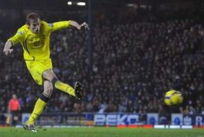 Крауч забивает второй мяч, фото Reuters