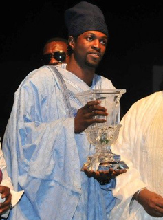 Адебайор приобрел вазу для цветов 