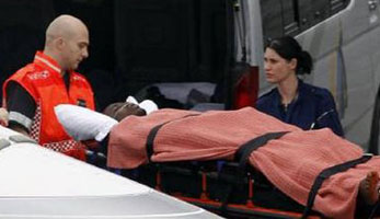 Раненный вратарь Коджови Обилале, фото Reuters