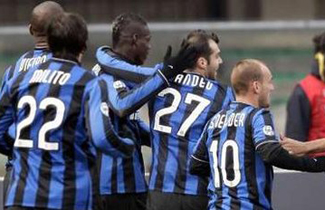 Сзади приближается Милито, скрывая нож в руке... Фото Reuters