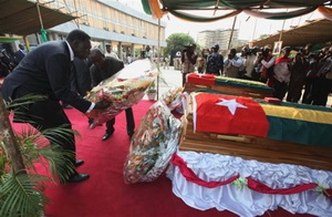 А тоголезцы хоронят погибших... фото АР