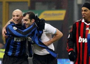 Роналдиньо не упускает соперников из виду, Reuters