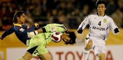 Клаудио Лопес пытается найти голову вратаря 