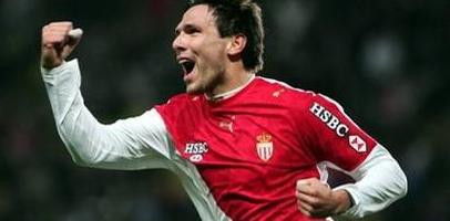 Леко празднует свой первый гол в футболке 