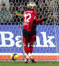 Андрей Воронин поражает ворота 