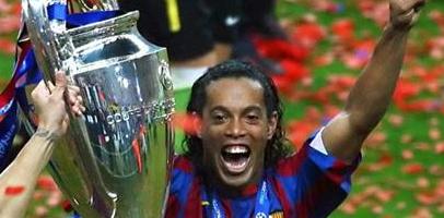 Роналдиньо с трофеем, фото Getty Images