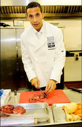 А как он готовит..!