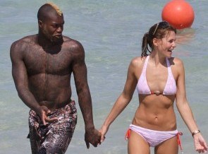 Справа НЕ Ванесса Перронсель, google.com