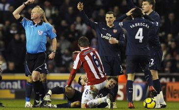 За несколько мгновений после фола Шоукросса, Reuters