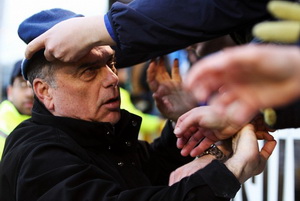 Ну хоть шапку человеку оставьте! фото Getty