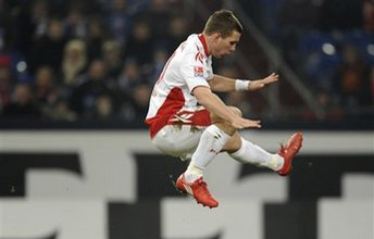 Летать Подольски научился, а забивать?! Фото AP