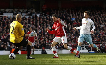 Фабрегас открывает счет, Reuters