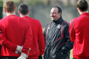 Бенитес проводит воспитательную работу, фото АР