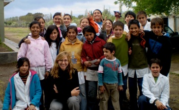 Преподаватель везет детей на футбол, aideabroad.org