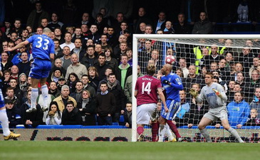 Алекс открывает счет, Reuters