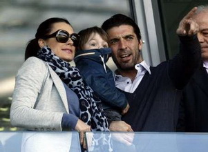 Джиджи с семьей, Reuters