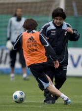 Месси обходит Марадону, Reuters