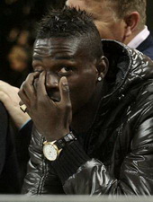 Балотелли на трибунах, Reuters