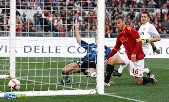 Де Росси забивает в ворота Интера, Reuters