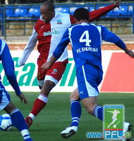 Денилсон забивает за Бунёдкор, www.pfl.uz.jpg