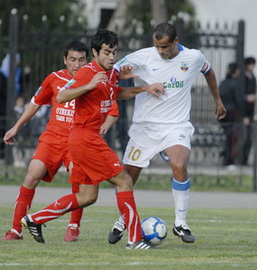 Ривалдо в окружении неопознанных узбекских футболистов - www.pfl.uz.jpg