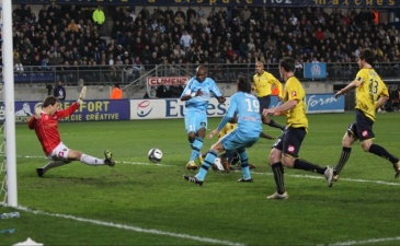 Мбиа забивает, фото lequipe.fr