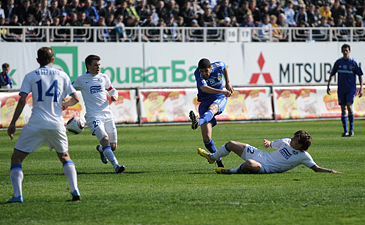 Маграо сравнивает счет, фото И. Хохлова, Football.ua