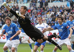 Ковпак на заднем плане ведет борьбу с Русолом, фото С. Ведмидя, Football.ua