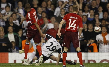 Дэвис сравнивает счет, Reuters