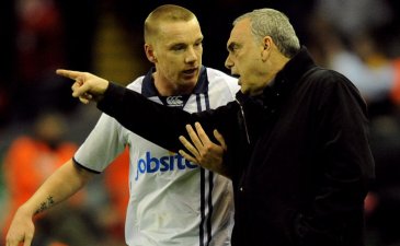 Авраам Грант пытается направить свою команду, фото skysports.com