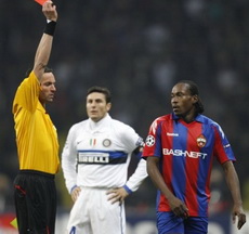 В ЛЧ нигерийца тоже удаляли, фото АР