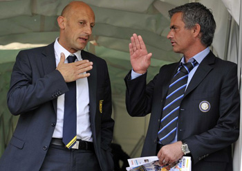  Ди Карло получает уроки от Профессора футбольных дел, zimbio.com