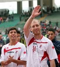 Андреа Мазьелло (справа)