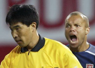 Эмоциональный Эрни Стюарт (справа), фото Reuters