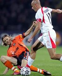 Молодые старых бьют