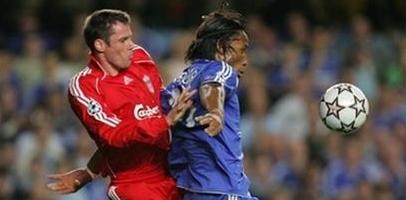 Джейми Каррагер (слева) против Дидье Дрогба, фото AP