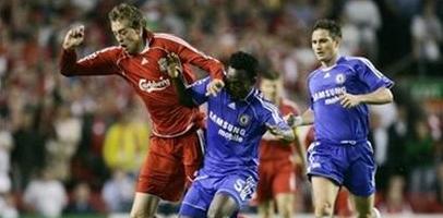 Питер Крауч в борьбе с Михаэлем Эссьеном, фото AP