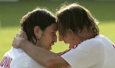 Ковач поздравляет Ауфхаузера с хет-триком, Reuters