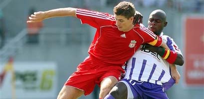 Стиви Джи в борьбе за мяч, АР