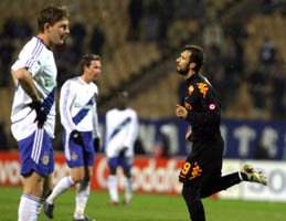 Одни бьются, другие в футбол играют, АР