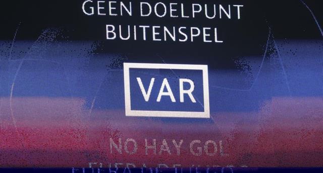Первый VAR в истории Лиги чемпионов: арбитры отменили гол Аякса