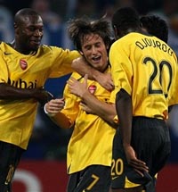 Росицки в объятиях партнеров, АР