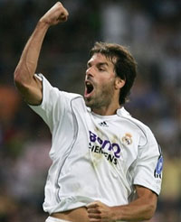 Руд ван Нистелрой празднует гол в ворота 