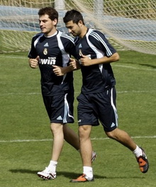 Касильяс и Альбиоль, Reuters