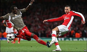 Мангала наносит травму Гиббзу, news.bbc.co.uk